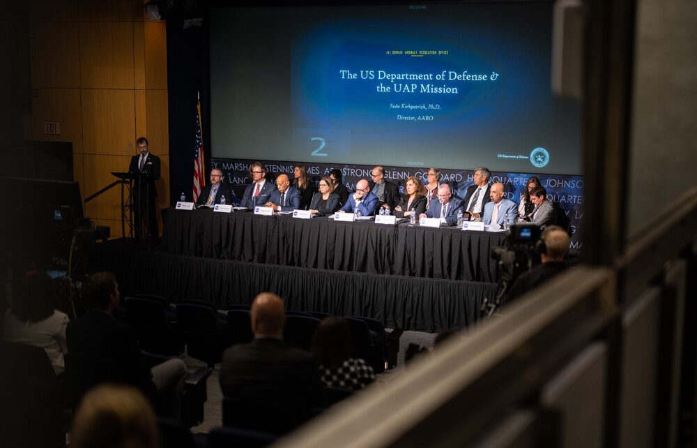 Kirkpatrick presents data to the NASA team